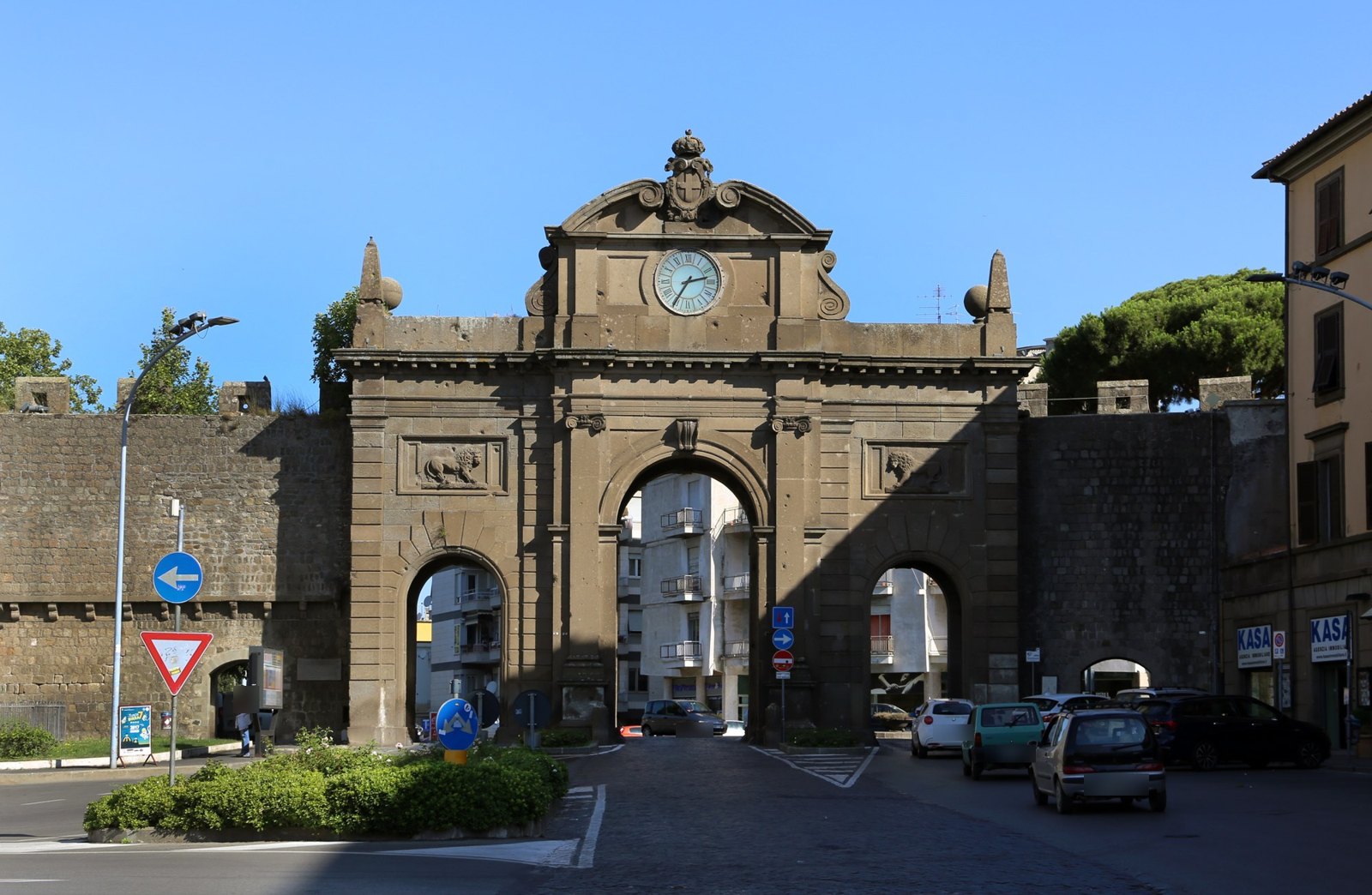 Porta Fiorentina con i tre fornici e l’orologio in sommità, vista da piazzale Gramsci