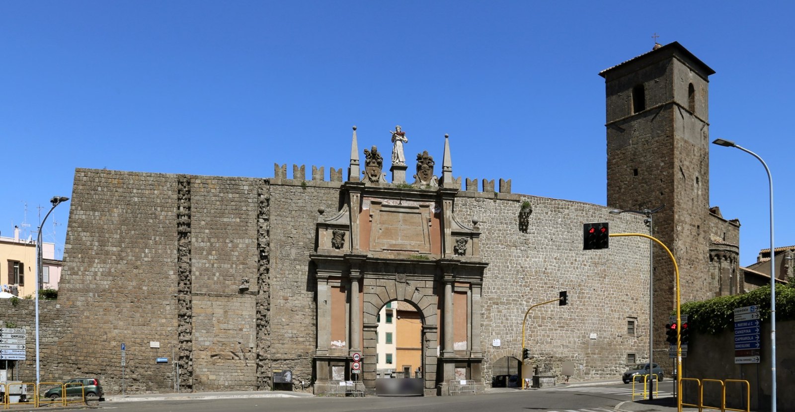 Porta Romana con la statua di Santa Rosa e gli stemmi ancora sulla facciata, in una foto del 2017
