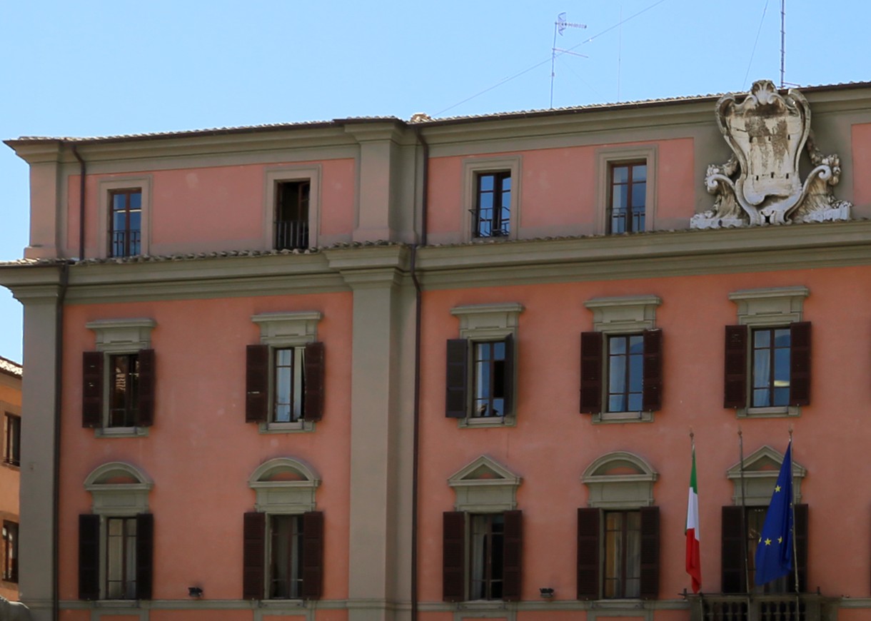 Facciata del palazzo della Prefettura di Viterbo con lo stemma e le bandiere italiana ed europea