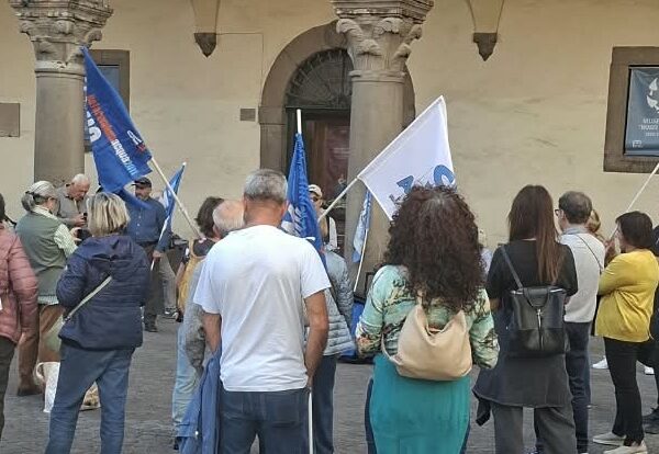 Manifestanti con le bandiere e un cartello contro Talete sotto il portico del Palazzo dei Priori a Viterbo