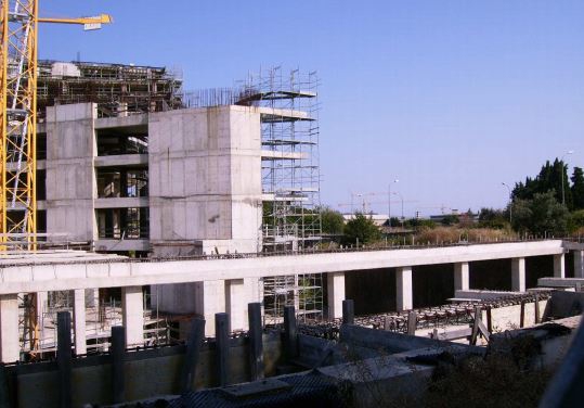 Il complesso del Riello allo stato grezzo, con i ponteggi sui piani in elevazione