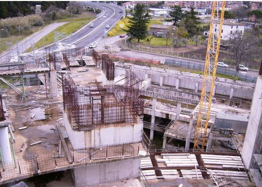 Il cantiere del Riello visto dall’alto, con la gru e le armature dei pilastri