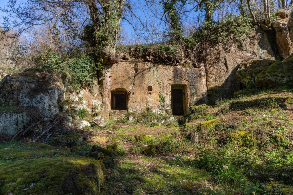 Due tombe rupestri scavate nel tufo fra la vegetazione nella necropoli di San Giovenale