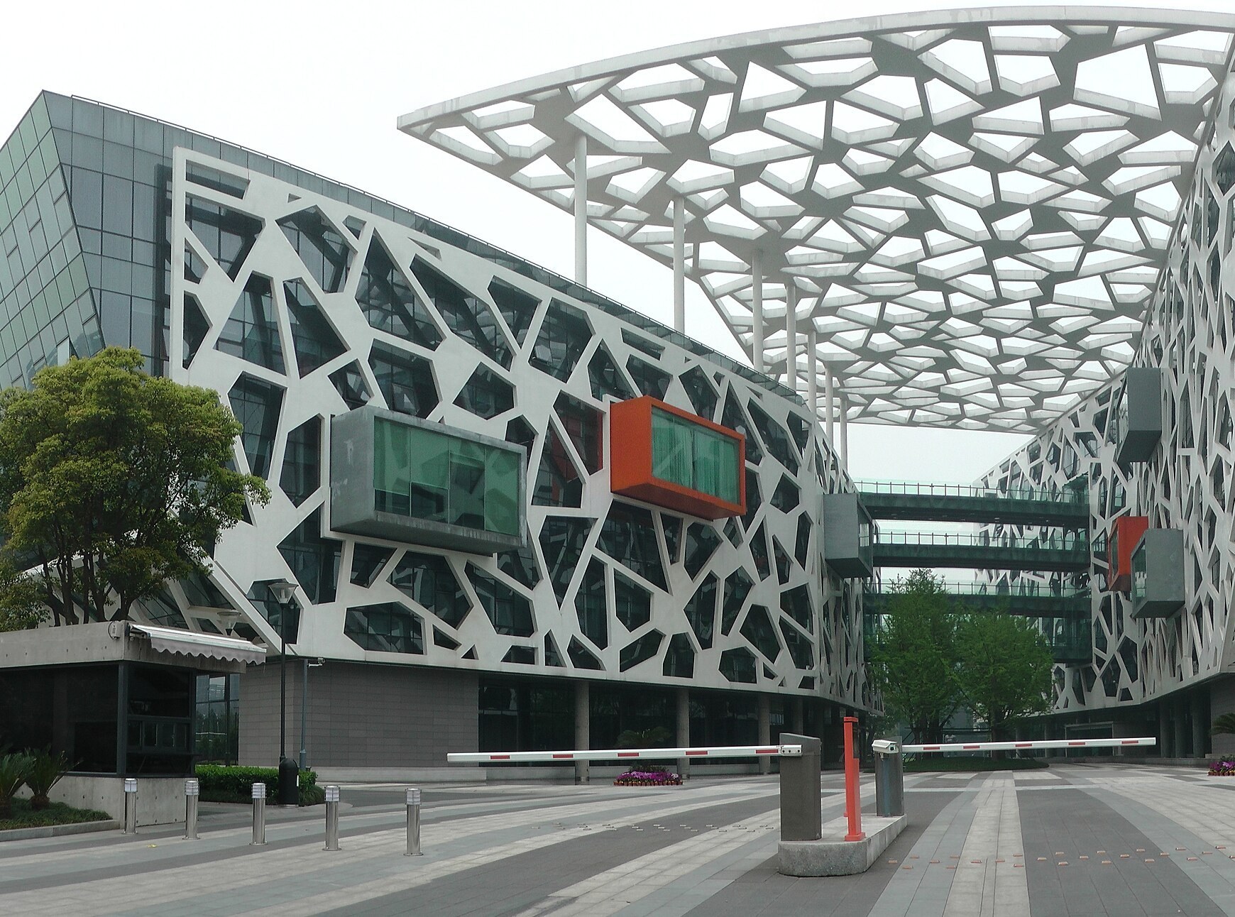 La sede del gruppo Alibaba a Hangzhou, in Cina: edifici rivestiti da una griglia bianca a celle irregolari e una grande pensilina traforata