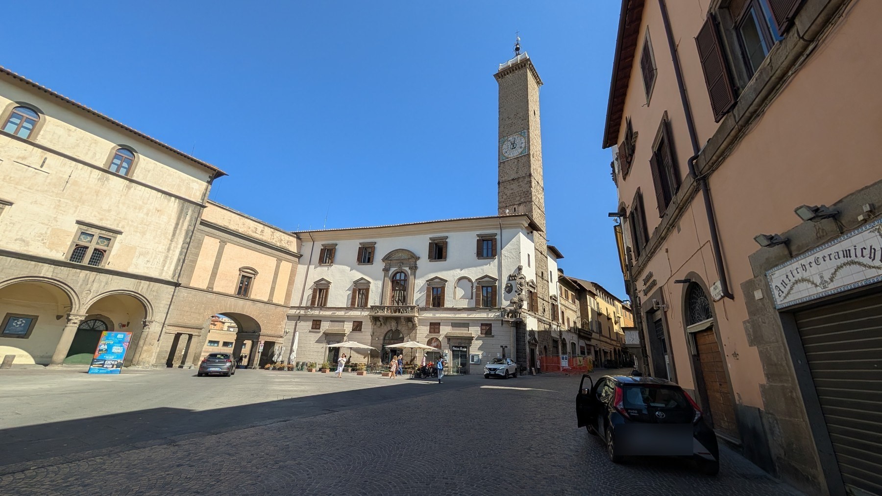 Piazza del Plebiscito a Viterbo con la torre del palazzo comunale, uno dei punti del percorso della StraViterbo