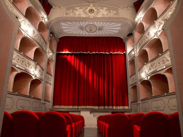 La sala del Teatro Boni di Acquapendente con i palchi e il sipario rosso