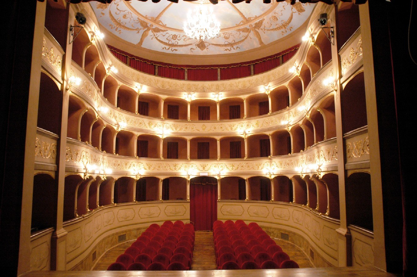 La sala del Teatro Boni di Acquapendente vista dal palco