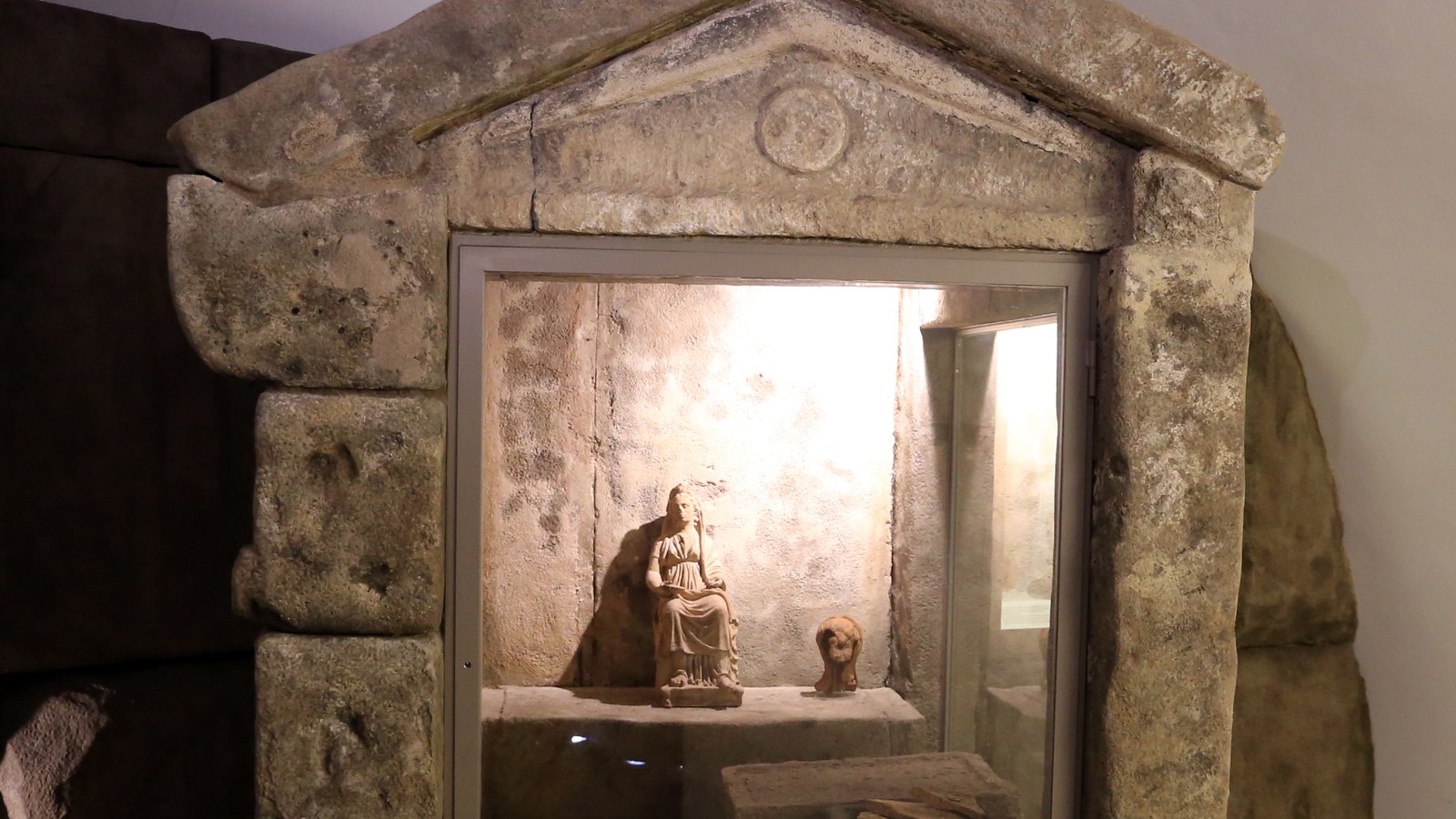 Reperti del santuario di Demetra di Macchia delle Valli al Museo archeologico nazionale di Viterbo: la statua della dea in trono dentro una cella in pietra