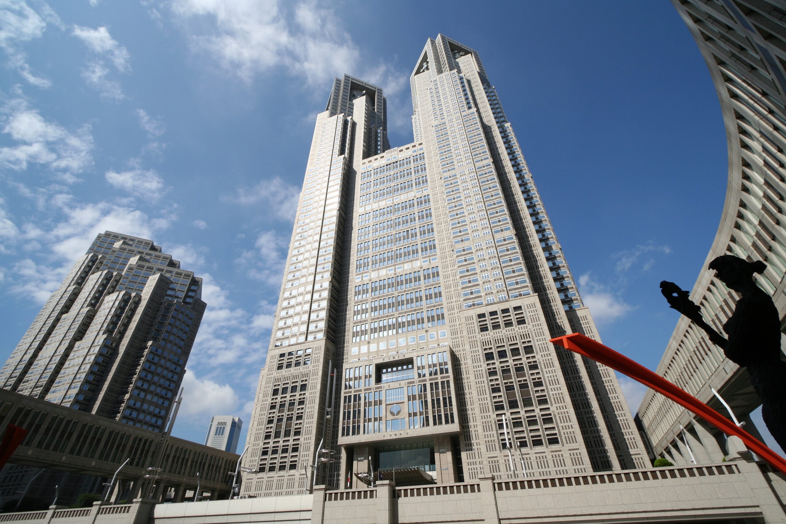 Il grattacielo del governo metropolitano di Tokyo, nel quartiere di Shinjuku, visto dal basso