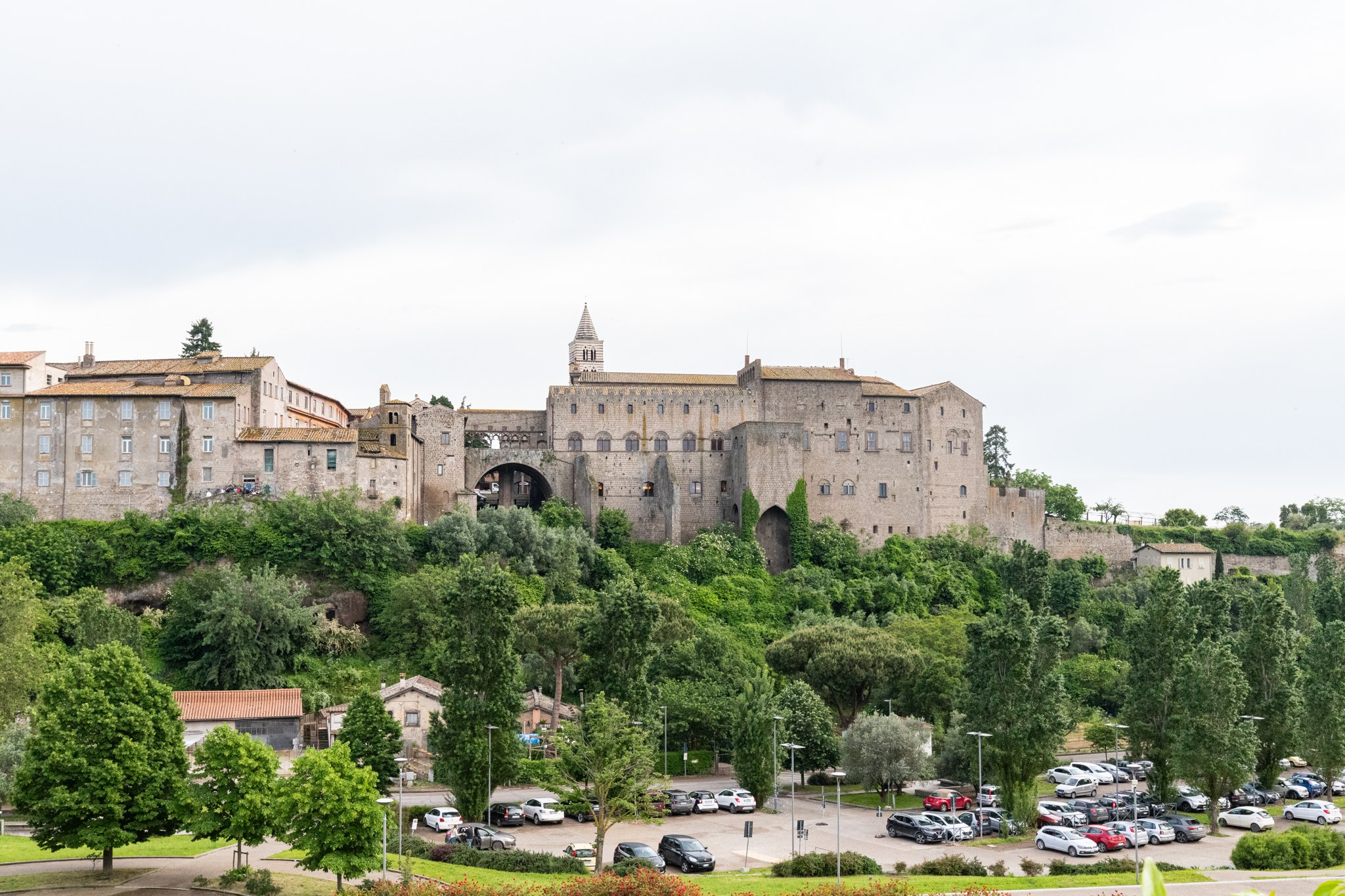 Il Palazzo dei Papi di Viterbo sul colle di San Lorenzo, visto dal parcheggio di Valle Faul